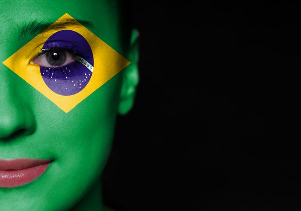 پرتره زنی با پرچم برزیل بر روی صورتش