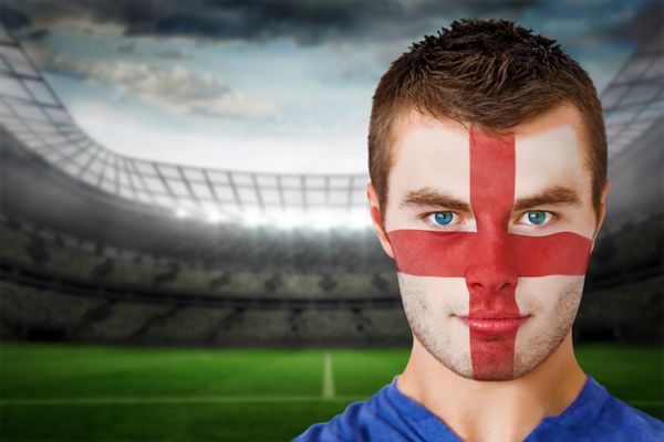 تصویر ترکیبی از هواداران جوان جدی انگلیس با رنگ چهره در برابر استادیوم بزرگ فوتبال با چراغ