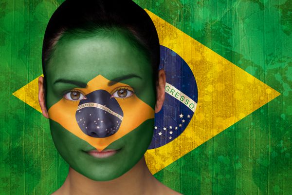 تصویر ترکیبی از هواداران زیبای فوتبال در رنگ چهره در برابر پرچم برزیل در افکت گرانج