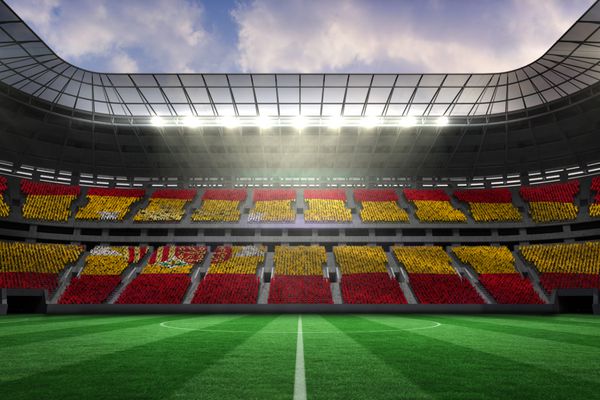 پرچم ملی اسپانیا به صورت دیجیتالی در برابر استادیوم بزرگ فوتبال تولید شده است