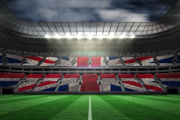 پرچم ملی بریتانیا به صورت دیجیتالی در برابر استادیوم بزرگ فوتبال تولید شده است