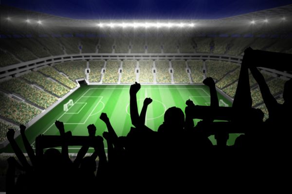 سیلوئت های هواداران فوتبال در برابر استادیوم بزرگ فوتبال با چراغ