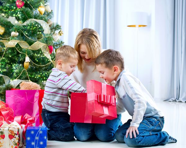 کودکان با هدایای کریسمس درخت کریسمس