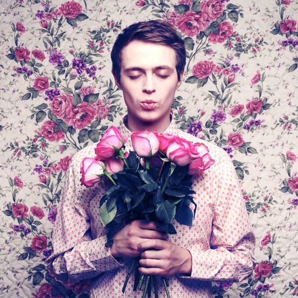 مرد جوان زیبا با گل