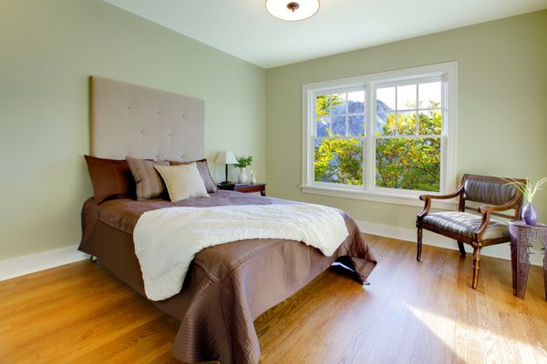اتاق خواب مدرن تازه با کف بلوط و ملافه قهوه ای