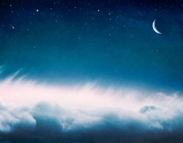یک منظره ابری فانتزی با ستاره ها و یک هلال ماه با هایلایت های صورتی ظریف تصویر دارای دانه بندی و بافت کاغذ دلپذیر در 100٪ است
