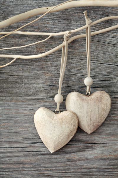 دو قلب چوبی در زمینه خاکستری
