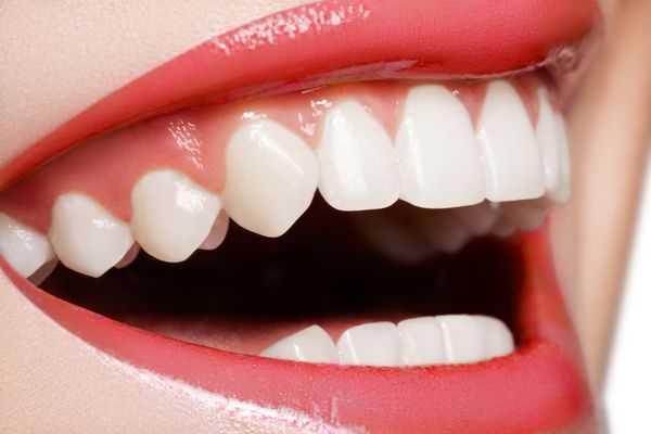 لبخند ماکرو شاد زن با دندان های سفید سالم آرایش لب های براق قرمز روشن مراقبت های دهان و زیبایی