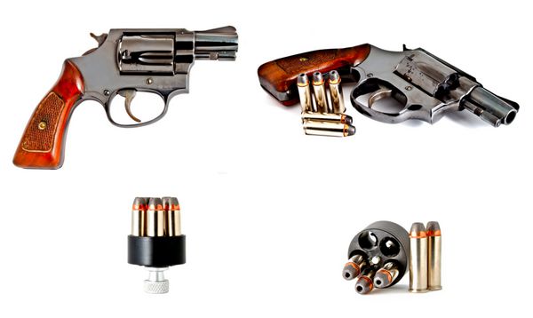 اسلحه قدیمی هفت تیر 0 38 با مجموعه ای از گلوله در دستگاه اسپید لودر شات استودیویی