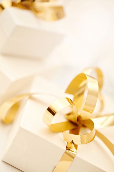 جعبه های هدیه با پاپیون روبان طلایی