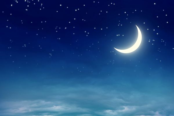 آسمان شب با ماه و ستاره