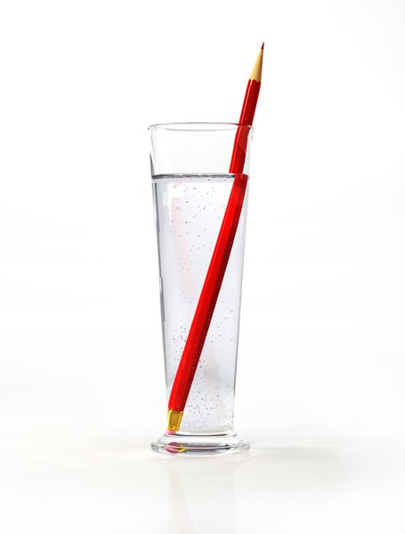 لیوان بلند آب با یک مداد قرمز داخل روی سطح و زمینه سفید