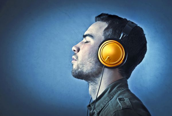 مرد جوان در حال گوش دادن به موسیقی