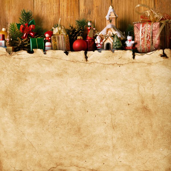 دکوراسیون کریسمس خانگی و کاغذ قدیمی روی پس زمینه چوبی