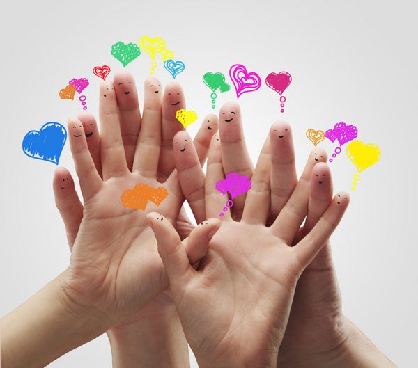 گروه صورتک های انگشتی شاد با حباب های گفتار قلب عشق و علامت چت اجتماعی