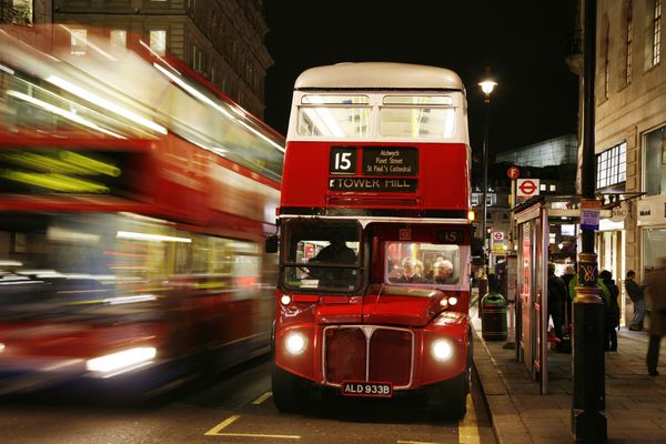 لندن - 12 دسامبر اتوبوس Heritage Routemaster در لندن از سال 1956 تا 2005 در شب 12 دسامبر 2011 در لندن انگلستان کار کرد پلتفرم باز اجازه حداقل زمان سوار شدن و امنیت مطلوب را می داد