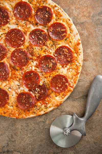 پیتزا پپرونی با پوسته نازک