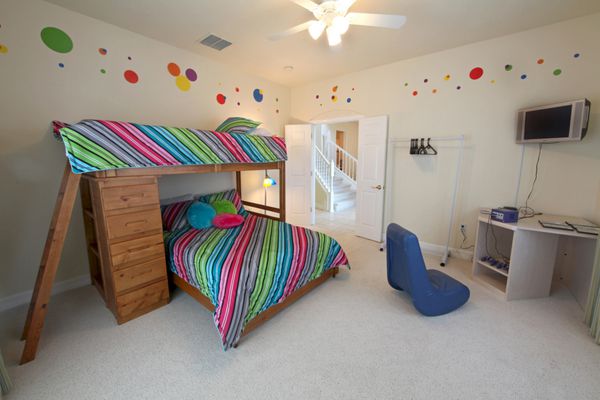 یک اتاق خواب با یک تخت دو طبقه عکس داخلی یک خانه