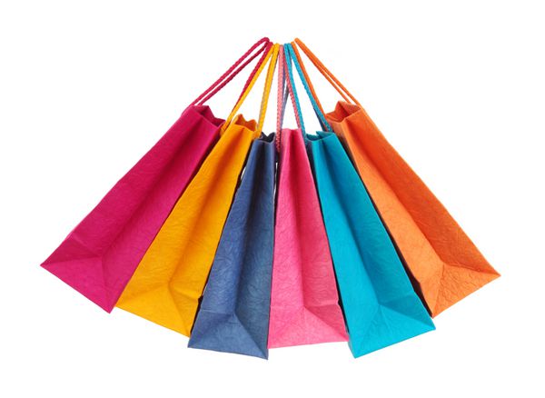 کیسه های خرید رنگارنگ جدا شده در پس زمینه سفید