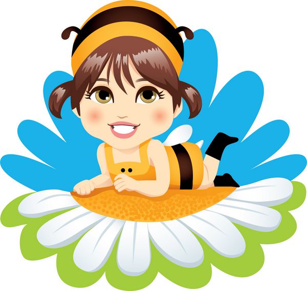 دختر بچه ناز با لباس زنبور عسل دراز کشیده روی یک گل مروارید سفید و خوشحال لبخند می زند