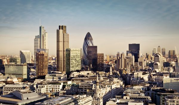 شهر لندن یکی از مراکز پیشرو در امور مالی جهانی و اسکله قناری در پس زمینه