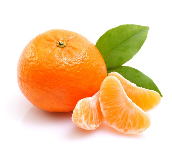 نارنگی روی زمین سفید
