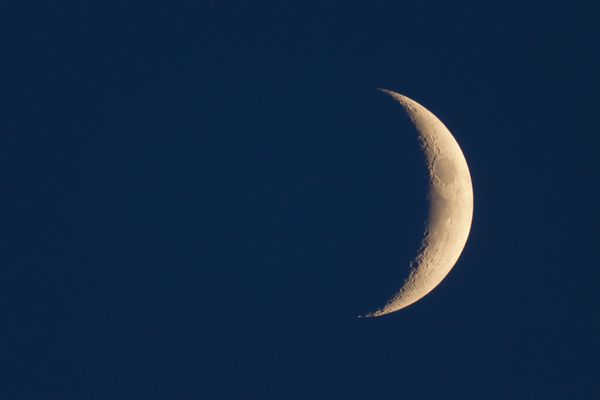 هلال ماه در آسمان شب