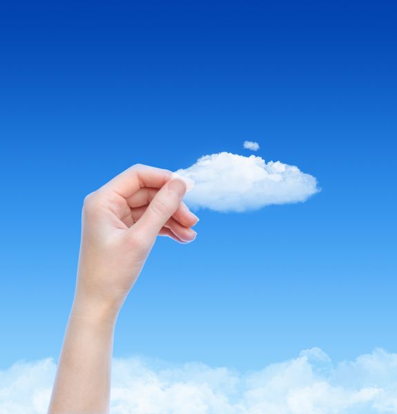دست زن ابر را در برابر آسمان آبی با ابرها نگه می دارد تصویر مفهومی در محاسبات ابری و تم اکو با فضای کپی