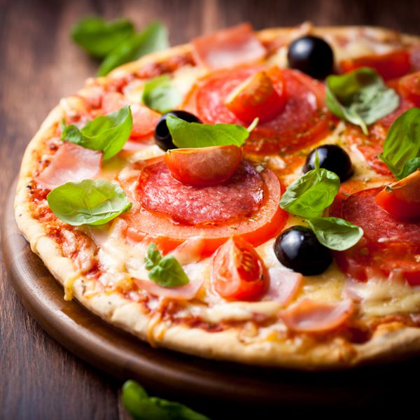 پیتزا با گوجه فرنگی سالامی و زیتون