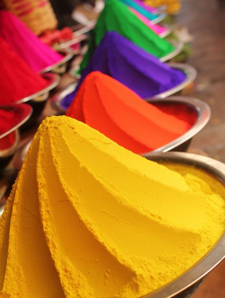 توده‌های رنگارنگ رنگ‌های پودری مورد استفاده برای جشنواره هولی در یک فروشگاه هندی در میسور به نمایش گذاشته شده است