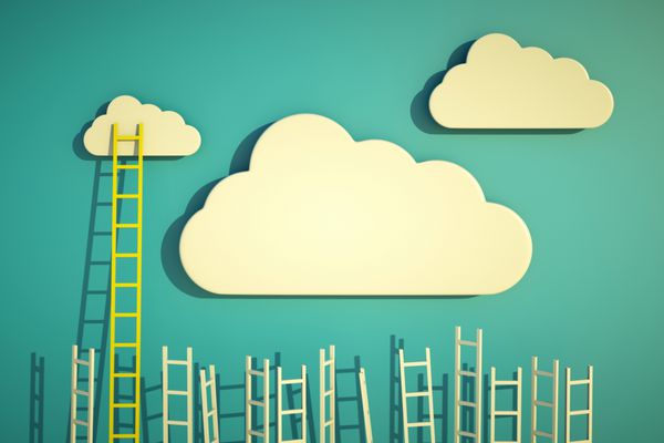 یک مفهوم مسابقه ابرها با نردبان روی آبی