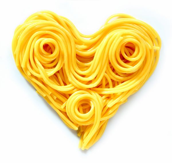 قلب پاستا زیبایی چیدمان قلبی شکل از پاستا یا اسپاگتی جدا شده روی سفید مفهومی از عشق و عاشقانه