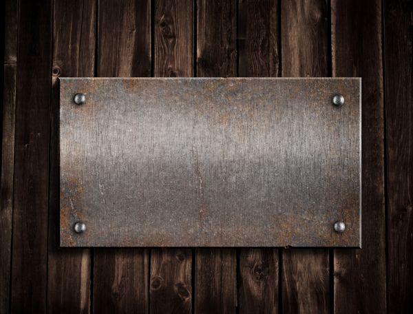 صفحه فلزی زنگ زده در زمینه چوبی
