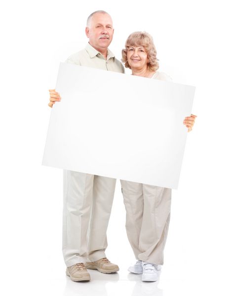 زوج شاد سالخورده با پلاکارد روی پس زمینه سفید
