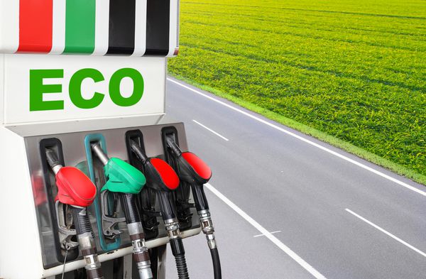 پمپ بنزین و بزرگراه مفهوم سوخت زیستی