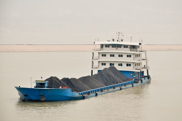 کشتی باری در یانگ تسه در چین