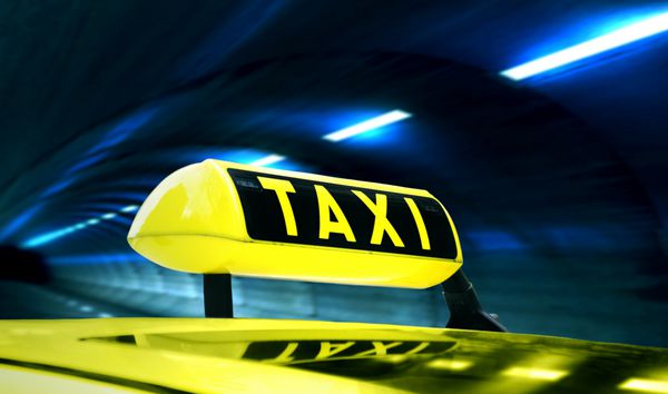 تاکسی زرد در یک تونل در شب