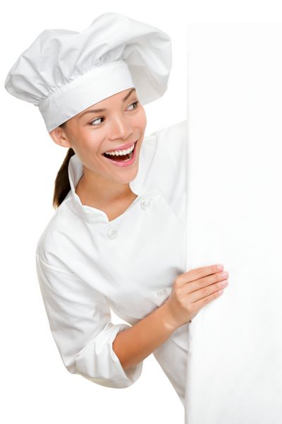 نانوا آشپز یا آشپزی که تابلوهای تبلیغاتی را نشان می دهد خوشحال و خندان به نظر می رسد سرآشپز زن جوان چند نژادی با یونیفورم سرآشپزهای جدا شده در زمینه سفید