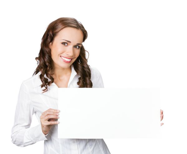 زن جوان خندان و تاجر جوان که تابلو پلاکارد یا بنر خالی را نشان می دهد جدا شده روی پس زمینه سفید