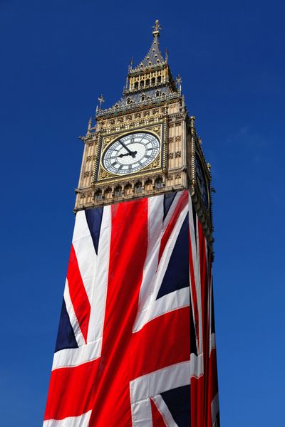 بیگ بن معروف با پرچم انگلستان در لندن