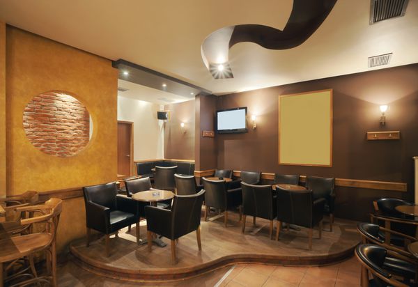 فضای داخلی کافه مدرن و ساده با مبلمان کلاسیک چوبی
