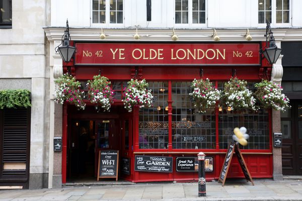 لندن - 14 سپتامبر نمای بیرونی میخانه برای نوشیدن و معاشرت نقطه کانونی جامعه در 14 سپتامبر 2010 لندن بریتانیا کسب و کار میخانه ها که در حال حاضر حدود 53500 میخانه در بریتانیا وجود دارد هر ساله در حال کاهش است