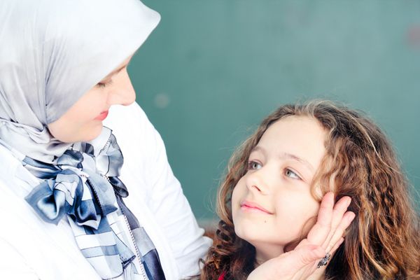 مادر جوان مسلمان با دختر