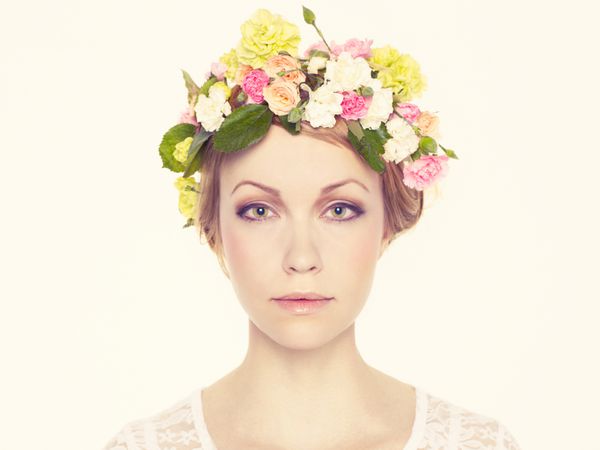 زن جوان زیبا با گلهای ظریف در موهایشان