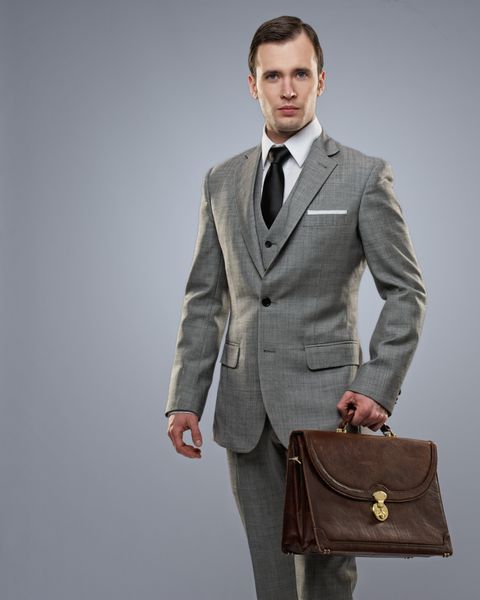 تاجر با یک کیف در پس زمینه خاکستری