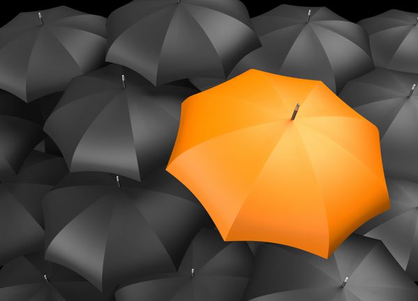 چتر نارنجی که از پس زمینه چترهای سیاه متمایز است