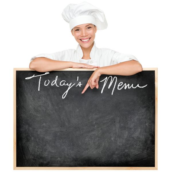 علامت منو آشپز رستوران در حال نشان دادن تابلوی منوی منوی منوی امروز زن جوان آشپز یا سرآشپز جدا شده در پس زمینه سفید