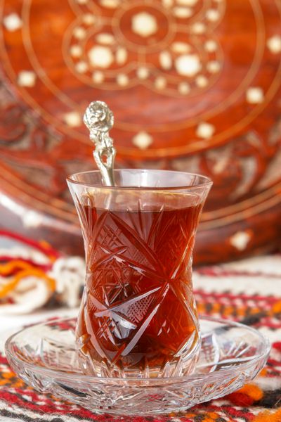 چای ترکی در لیوان سنتی با زمینه شرقی
