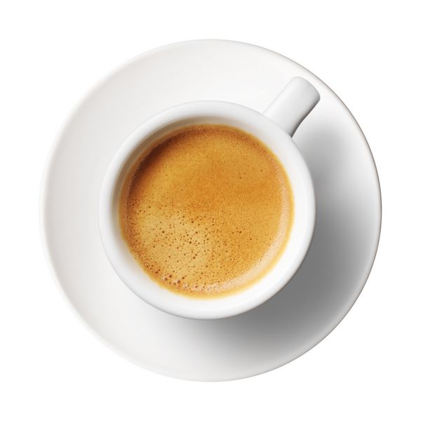 نمای نزدیک از فنجان قهوه در پس زمینه سفید
