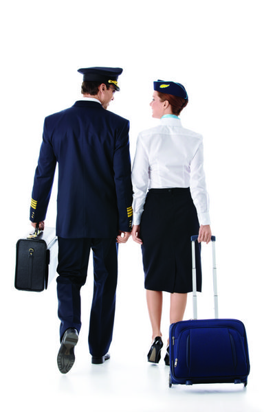 خلبان و مهماندار با یک چمدان در زمینه سفید